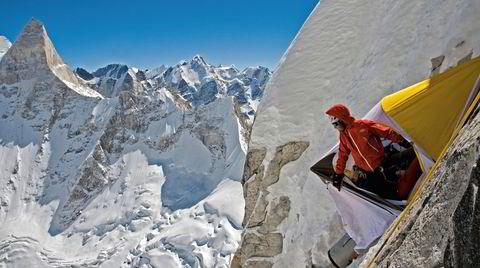 Henger høyt. I 2008 forsøkte Jimmy Chin og hans med-klatrere å bestige Meru i Himalaya, men måtte gi opp etter 19 dager med matrasjoner til kun syv dagers klatring. På bildet har Renan Ozturk nettopp tilbrakt en natt i 30 minusgrader. Tre år senere gjorde de nok et forsøk på å nå toppen, men da ble Ozturk rammet av et slag. Dramatikken fra den bestigningen finnes i filmversjonen «Meru» fra 2015.