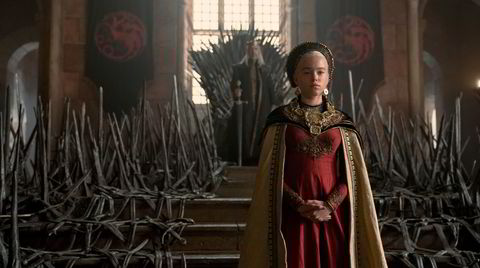 Milly Alcock spiller den yngre versjonen av prinsesse Rhaenyra Targaryen i «House of the Dragon». Tronarvingen møter motstand, fordi Targaryen-dynastiet aldri før har tillatt kvinnelige regenter.