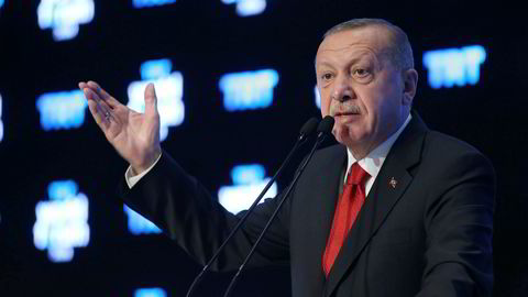 Tyrkias president Recep Tayyip Erdogan skal møte sin russiske motpart Vladimir Putin i Moskva tirsdag. Bildet er fra et forum arrangert av den tyrkiske kringkasteren TRT World Broadcaster mandag.