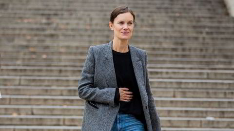 Enkel eleganse. How To Spend It-redaktør Jo Ellison er kjent for å kle seg elegant, men nedtonet. Her i en en lang ullblazer og jeans under London Fashion Week høsten 2021.