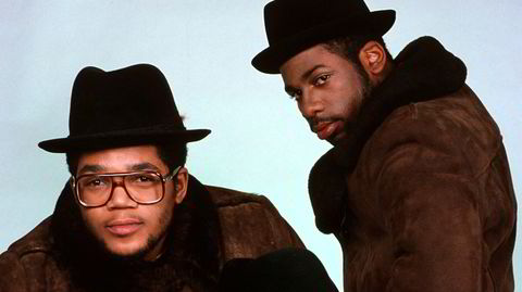 Hitmakere i hatt. Joseph «Run» Simmons (fra venstre), Darryl «D.M.C.» McDaniels og Jam Master Jay fra hiphopgruppen Run-DMC med en av sine signaturer: svarte fedorahatter. Her i 1985 i New York.