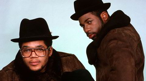 Hitmakere i hatt. Joseph «Run» Simmons (fra venstre), Darryl «D.M.C.» McDaniels og Jam Master Jay fra hiphopgruppen Run-DMC med en av sine signaturer: svarte fedorahatter. Her i 1985 i New York.