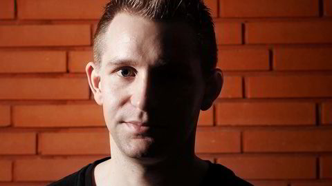 Gikk rettens vei. Alt startet med at jusstudenten Max Schrems lurte på hvor mye informasjon  Facebook egentlig satt på om livet hans. Det endte med at hele det juridiske grunnlaget for overføring av brukerdata fra Europa til USA ble erklært ugyldig.