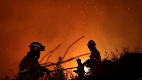 Brannmannskap i Portugal forsøker å slukke en brann ved Obidos, Portugal tidlig mandag morgen.