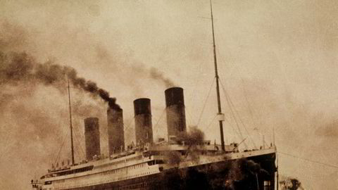 I morgentimene 15. april gikk verdens største passasjerskip Titanic på et isfjell i Atlanterhavet. Båten, som hadde dobbelt skrog for å tåle eventuelle sammenstøt med isfjell, synker etter bare noen få timer.