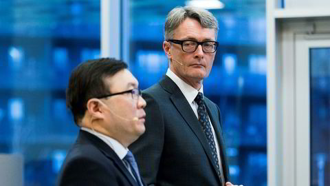 John Chiang, sjef i Oceanwood Capital Management til venstre, og konsernsjef Øyvind Eriksen i Aker under pressekonferansen etter at det ble kjent at Aker kjøper Norske Skogs fabrikker.