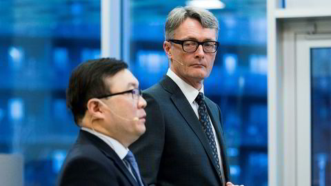 John Chiang, sjef i Oceanwood Capital Management til venstre, og konsernsjef Øyvind Eriksen i Aker under pressekonferansen etter at det ble kjent at Aker kjøper Norske Skogs fabrikker.
