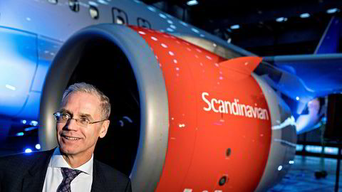 SAS-sjef Rickard Gustafson kan trenge mer penger til å finansiere flykjøp, og aksjekursen falt mandag. Her er han ved levering av første Airbus A320neo på Arlanda i Stockholm i oktober i fjor.