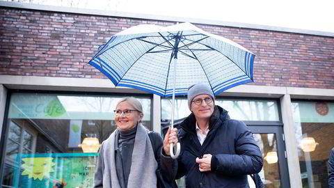 Ordfører Peter Tschentscher og hans kone Eva Maria Tschentscher etter at han avla stemme i Hamburg søndag.