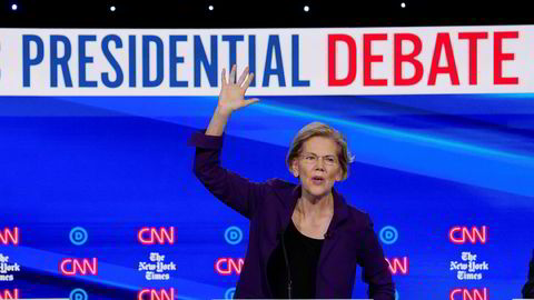Elizabeth Warren har seilt opp som den kanskje største favoritten til å bli Demokratenes presidentkandidat neste år. Her fra nattens tv-sendte debatt.
