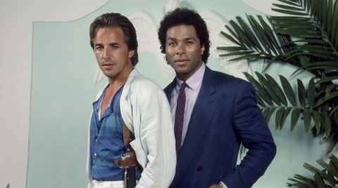 Don Johnson (til venstre) og Philip Michael Thomas tok tv-krim inn i MTV-alderen med «Miami Vice» (1984–1990). Nå kan du se alle de 112 episodene på Viaplay.