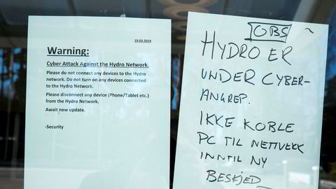 Prislappen på det det omfattende hackerangrepet i mars 2019 mot Hydro, som lammet selskapets fabrikker og anlegg over hele verden, ender rundt 800 millioner kroner. Her fra hovedkontoret i Oslo etter angrepet.