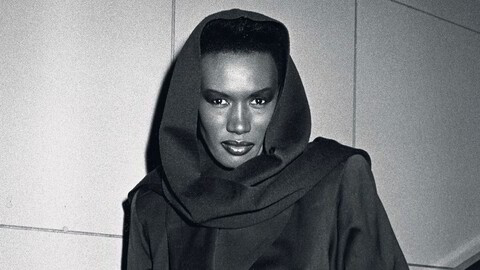 Hanskekledd. Grace Jones er muligens like kjent for sin stil som for musikken, og er ofte blitt fotografert iført svarte skinnhansker.