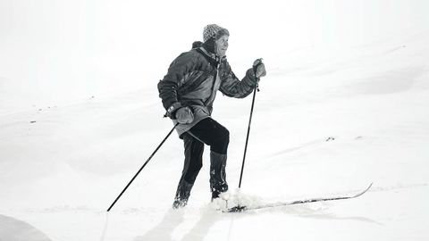 Gammel mann, vond å vende. Odd Eliassen har vært på tur hele livet, og er visst kjent for å kunne gå uhorvelig lenge uten særlig mat eller søvn. Han er ikke mannen for de store nistepakker: – Jeg pleier bare å ha med meg noen dadler i lommen. Det lærte jeg av beduinene, forteller han.