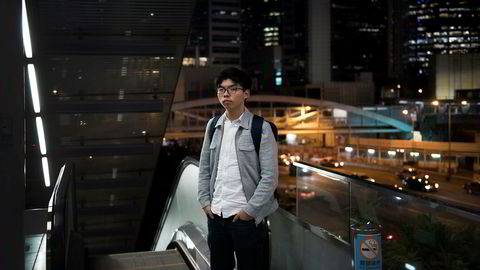 Begivenhetenes sentrum. Bilene suser igjen forbi Admiralty på Hong Kong-øya, der studentene okkuperte gatene for vel to år siden. Joshua Wong planlegger en ny protestmarsj for frie valg til sommeren.