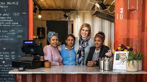 Lager god mat. Ragnhild Slettner har satt kvinnelige flyktninger i arbeid på Vippa i Oslo. De tre eritreiske kokkene er eksperter på spesialiteten injera. Fra venstre: Tzega Garza, Genet Medhanei, Ragnhild Slettner og Selemawit Gebremichael