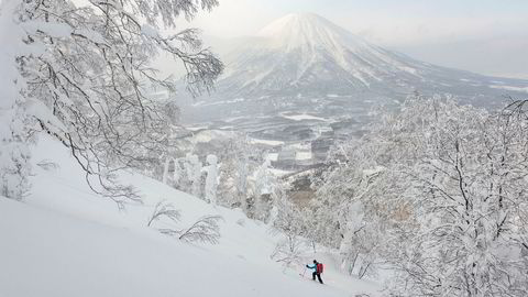 Vulkanske fjell. En sjelden gang klarner det opp, og skituristene som er på vei opp fjellet Annupuri får utsikt over vulkanen Mount Yotei (1898 moh.) i Niseko-området på Hokkaido