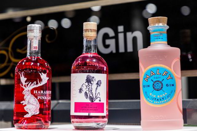 Salget av gin i Norge øker jevnt, og de siste årene har også den rosa varianten blitt stadig mer populær. Fra venstre: Harahorn Gin fra Det Norske Brenneri, Attåt fra Gardsbrenneriet og italienske Malfy Gin Rosa.