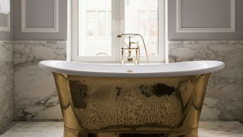 Oppgradert. Grå Bardiglio-marmor og Carrara-marmor finnes på oppgraderte rom – samt badekar fra Kent.