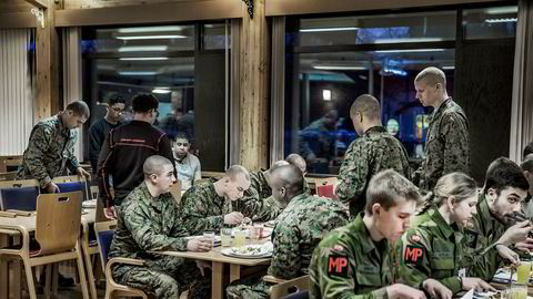 Amerikanske soldater på Værnes sender ifølge amerikanske eksperter et signal til Russland. På bildet spiser amerikanske soldatene middag i messa på Værnes.