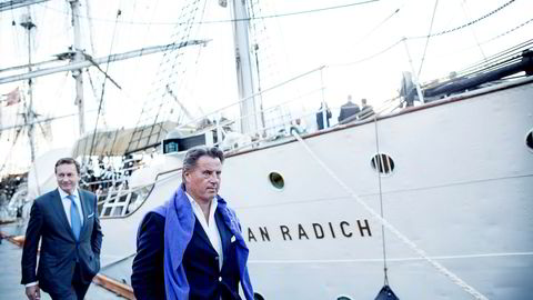 Peter Anker (til høyre) har kjøpt flere aksjer i meglerhuset ABG Sundal Collier. Her på vei fra Tradewinds-fest om bord i Christian Radich sammen med Svein Moxnes Harfjeld.