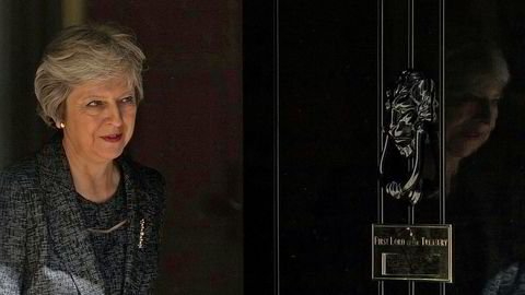 Britenes statsminister Theresa May tar selv kontroll over brexit. Her er hun på vei ut av statsministerboligen i 10 Downing Street i London tirsdag etter et møte med emiren av Qatar, Sheikh Tamim Bin Hamad al-Thani.