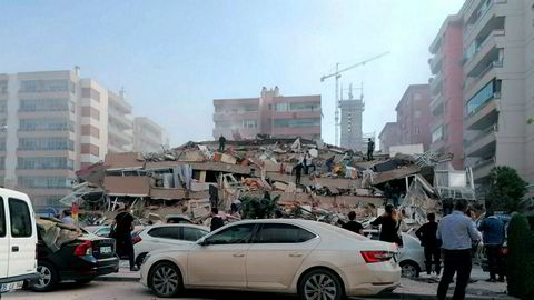 Izmir, Tyrkia på fredag 30. oktober etter at et kraftig jordskjelv rammet kysten av Egeerhavet.