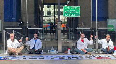 I april fikk Klimaforsker Peter Kalmus (nummer tre fra venstre) nok: Sammen med andre forskere i Scientist rebellion lenket han seg fast til storbanken JPMorgan Chase i Los Angeles.