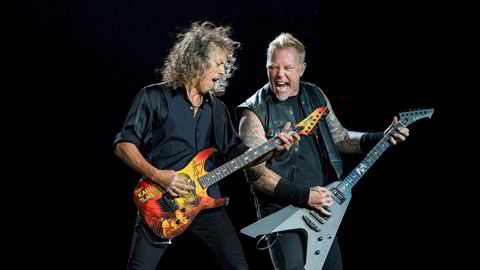 Fra gutterommet til de fasjonable salonger. Kirk Hammet og James Hetfield fra Metallica har foretatt en av rockens mange lange klassereiser. Nå får de en million og ære fra svenskekongen.