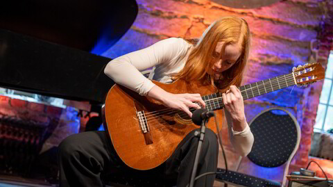 Inga Stenøien utfordret musikkens grenser i Smeltehytta under Kongsberg jazzfestival.