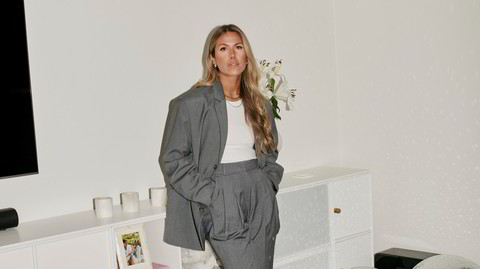 «Business of Fashion». – Jeg elsker alle podkaster som er med på å utfordre hjernen, og handler om selvutvikling. «On purpose», blant annet. Men også våsete jentepodkaster som bare er skravling, sier Julie Varner.