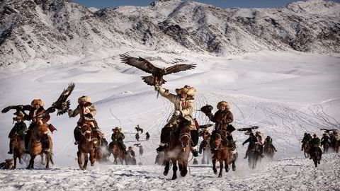 Kinesiske ørnejegere i aksjon under en jaktkonkurranse i Qinggil i Xinjiang-distriktet. Festivaler og konkurranser avholdes for å vise ungdommene den ærverdige jakt­tradisjonen, med håp om å finne arvtagere.