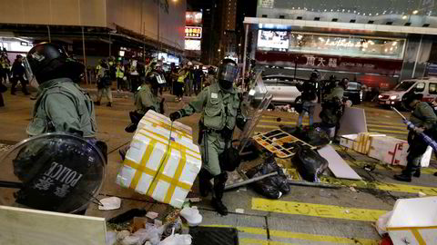 Også søndag var det demonstrasjoner i gatene i Hongkong, her fra Mong Kok. Foto: AP / NTB scanpix.