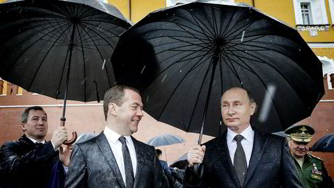 Russlands statsminister Dimitrij Medvedev (tv) vil at flere skal jobbe lenger. Her er han sammen med Russlands president, Vladimir Putin.