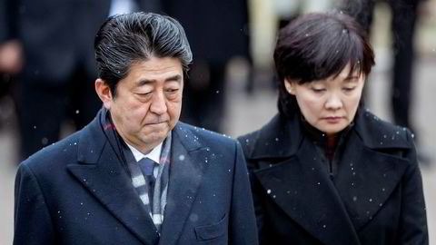 Det japanske finansdepartementets etterforskning av ulovlige subsidier til en omstridt nasjonalistisk orientert skole hadde fjernet henvisninger til Akie Abe, statsministerens kone. Skattedirektøren har gått på dagen. Shinzo Abe sier han ikke vet noe. Opposisjonen og partikolleger forlanger svar.