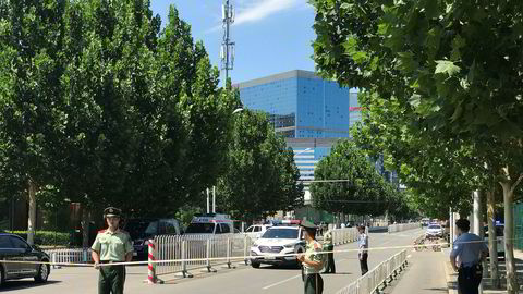 Politiet sperrer av veien til USAs ambassade i Beijing etter det som skal være en brann eller eksplosjon ved ambassaden.