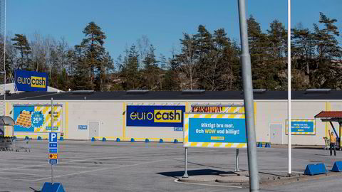 Koronatomme parkeringsplasser ved butikkene på svensk side av Svinesund.