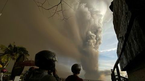 En stor askesky stiger opp fra Taal-vulkanen sør for Filippinenes hovedstad Manila.
