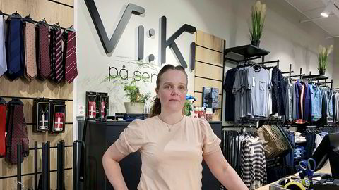 – Jeg har så lyst til å begynne å utvide åpningstidene og få flere ansatte tilbake på jobb. Men jeg er livredd for å ikke kunne betale de ansatte, sier Vibeke S. Kildal. Hun eier to klesbutikker i Florø med totalt åtte ansatte.