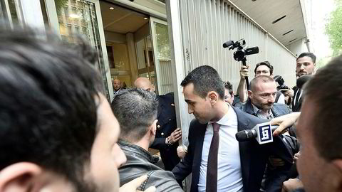 Femstjernersbevegelsens leder Luigi Di Maio på vei til møte med lederen av Ligaen Matteo Salvini i Milano søndag kveld. Foto: Flacio Lo Scalzo / ANSA via AP / NTB scanpix