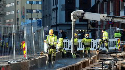 43 prosent av bygg- og anleggsarbeiderne fagorganiserte i 2004, mens tallet hadde falt til 34 prosent i 2017, skriver artikkelforfatterne. Her bygges trikkespor i Oslo.