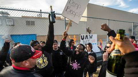 Streikende GM-arbeidere i industribyen Flint i Michigan jublet sist uke da den 40 dager lange streiken var over.