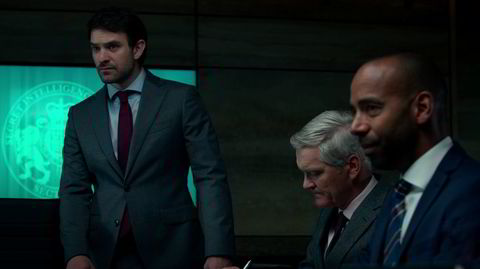 Charlie Cox kan mer enn å spille den blinde superhelten Daredevil, her som MI6-agent Adam Lawrence i Netflix-miniserien «Treason».
