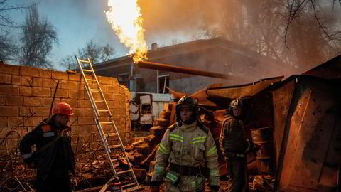 Redningsarbeidere slukker en brann etter et granatangrep i russisk-kontrollerte Donetsk 7. november.