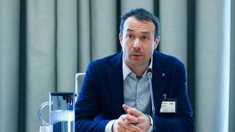 Skjervøy-ordfører Ørjan Albrigtsen (KrF) ber regjeringen innstendig legge den nye grunnrenteskatten på havbruksnæringen på is.