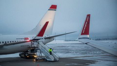 Oslo lufthavn på Gardermoen er Norges største flyplass. Her står to Norwegian-fly parkert på vinterstid.