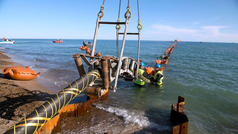 Bonusutbetaling ved dyr strøm har mange fordeler, ifølge skribenten. Bildet: Kabel legges over Skagerrak i 2013.