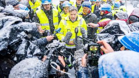 Visekansler Robert Habeck ble møtt med et voldsomt snøvær da han besøkte sementprodusenten Norcem i Brevik fredag.