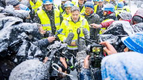 Visekansler Robert Habeck ble møtt med et voldsomt snøvær da han besøkte sementprodusenten Norcem i Brevik fredag.