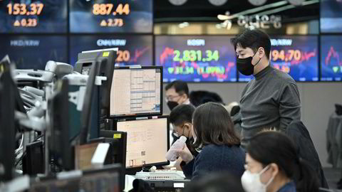 Uroen fortsetter ved Asia-børsene med en nedgang i morgentimene på tirsdag – her fra Hana Bank i Seoul. Sør-Korea har lagt frem solide økonomiske vekststatistikker for 2021. Seoul-børsen faller.